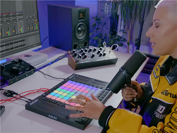 APC64 (rozbalený) | AKAI Professional 