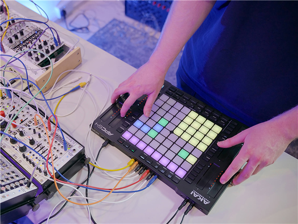 APC64 (rozbalený) | AKAI Professional 