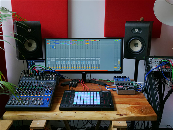 APC64 (rozbalený) | AKAI Professional 