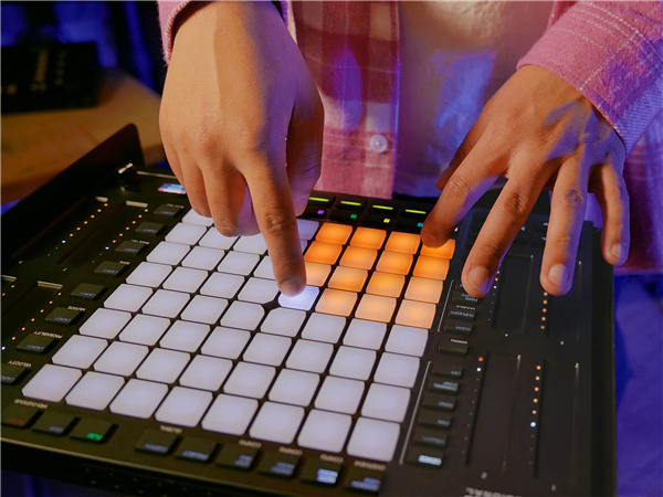 APC64 (rozbalený) | AKAI Professional 