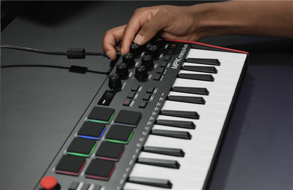 MPK mini Plus | AKAI Professional 