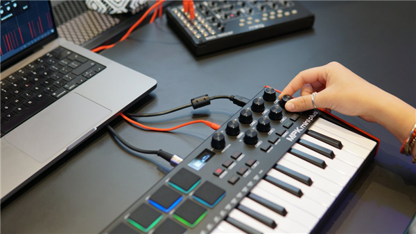 MPK mini Plus | AKAI Professional 