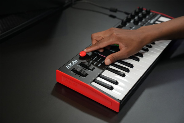 MPK mini Plus | AKAI Professional 