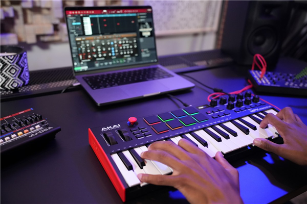 MPK mini Plus | AKAI Professional 