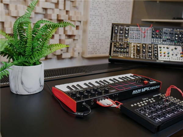 MPK mini Plus | AKAI Professional 