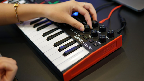 MPK mini Plus | AKAI Professional 