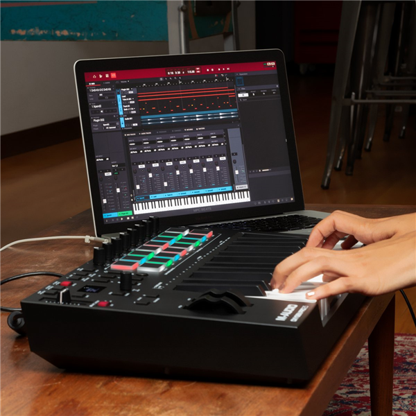 Oxygen PRO 25 | M-Audio 