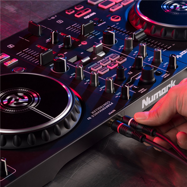 Mixtrack Pro FX | Numark 