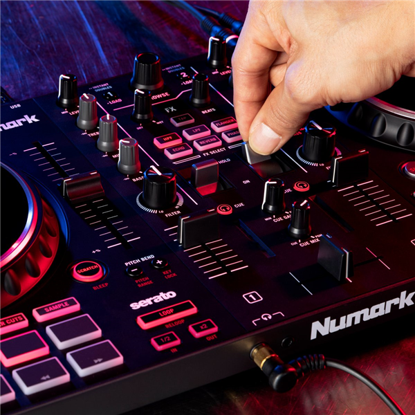 Mixtrack Pro FX | Numark 
