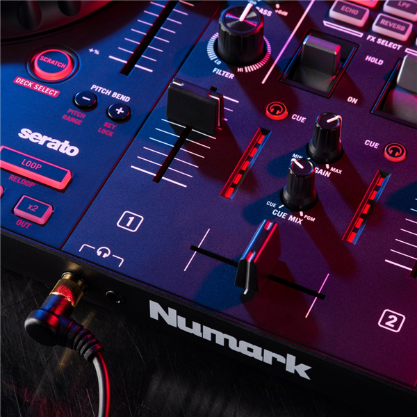 Mixtrack Platinum FX | Numark 