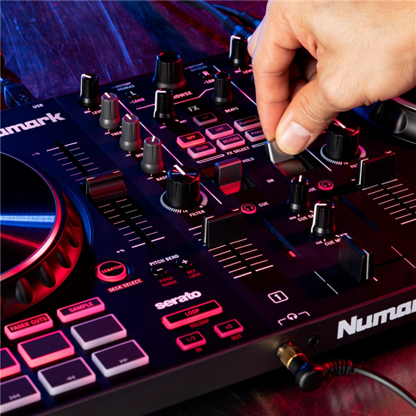 Mixtrack Platinum FX | Numark 