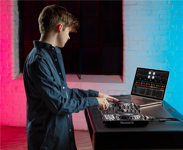 NS4FX | Numark 