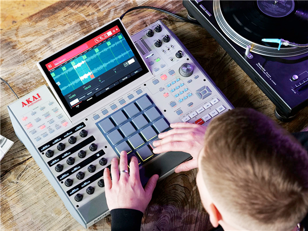 MPC X SE | AKAI Professional 