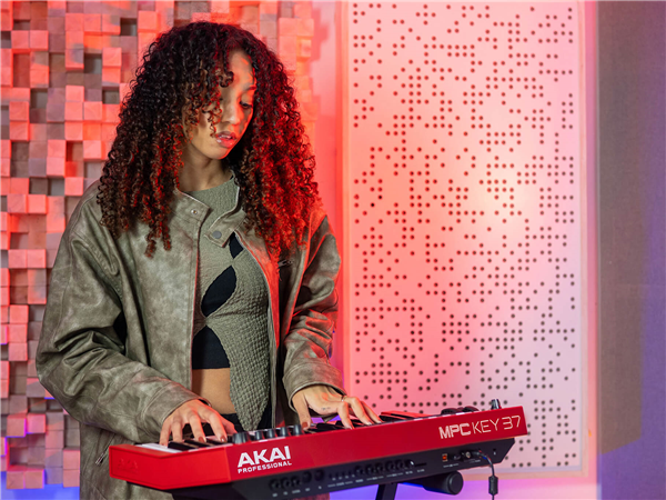MPC KEY 37 | AKAI Professional 