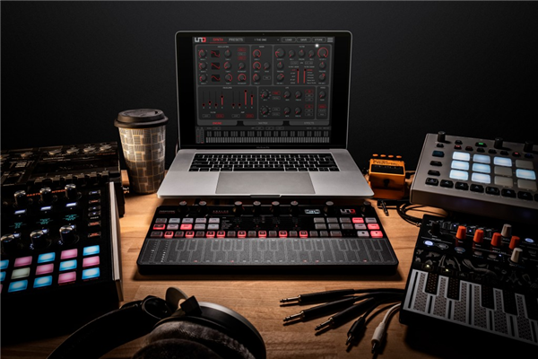 UNO Synth Pro Desktop Black Edition | IK Multimedia 
