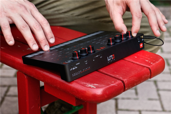 UNO Synth | IK Multimedia 