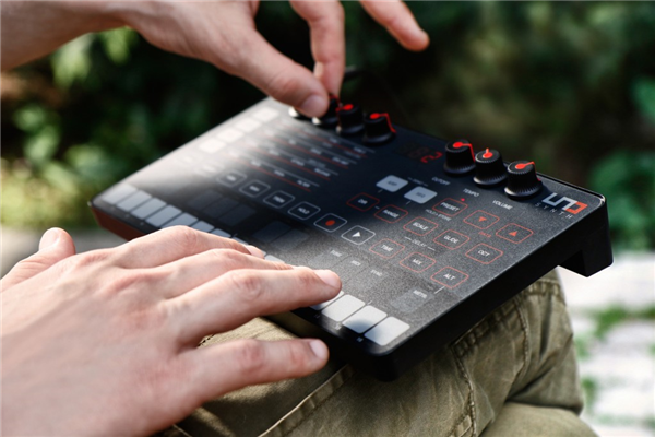 UNO Synth | IK Multimedia 