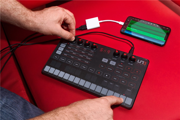 UNO Synth | IK Multimedia 